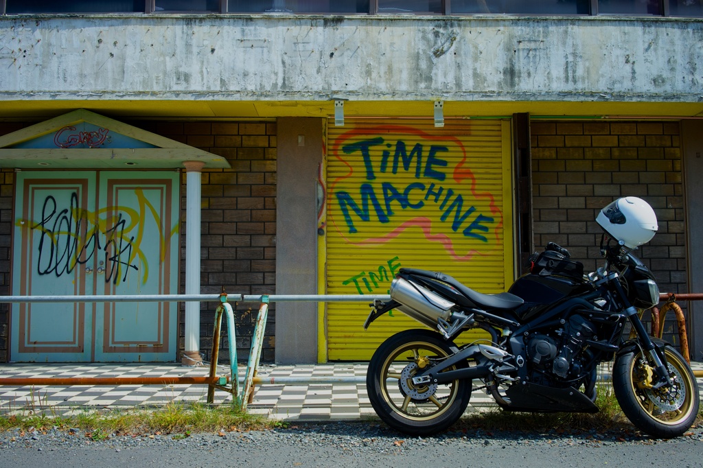 TIME MACHINE　バイクと古びたタイムマシン