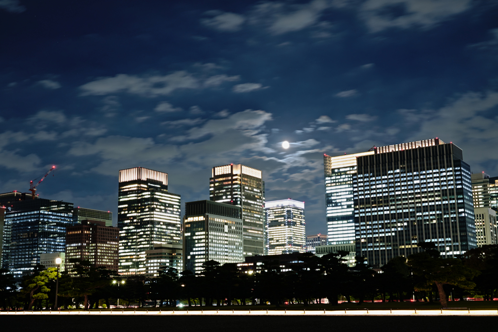 ビルの月夜