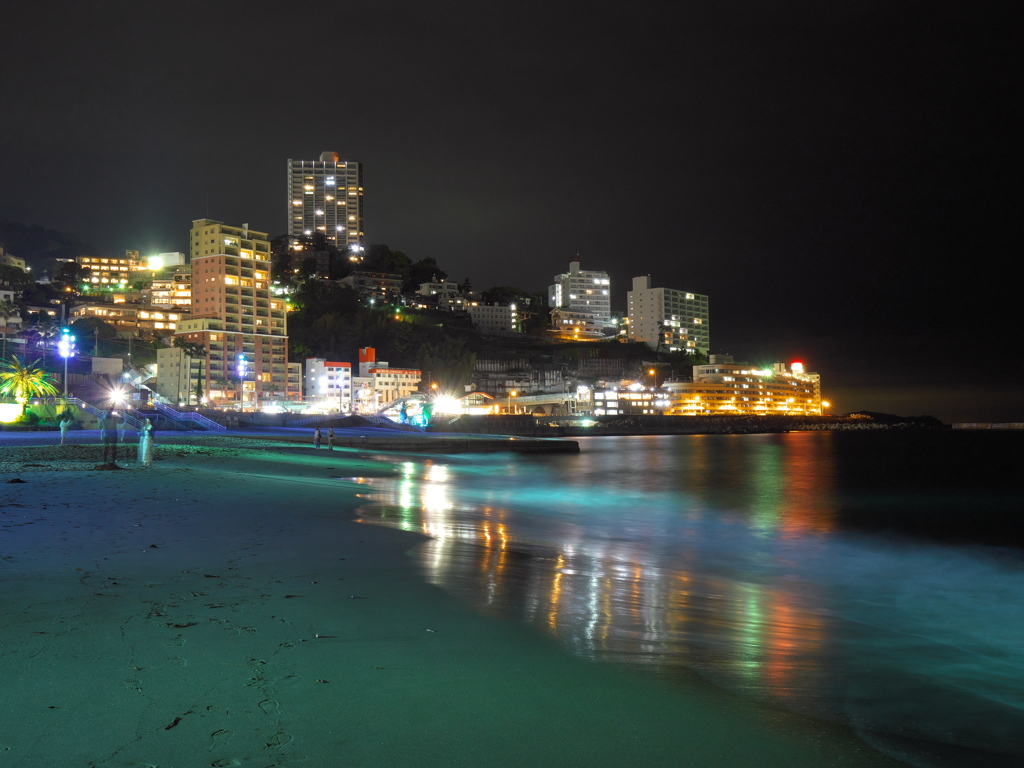 熱海の海岸散歩する