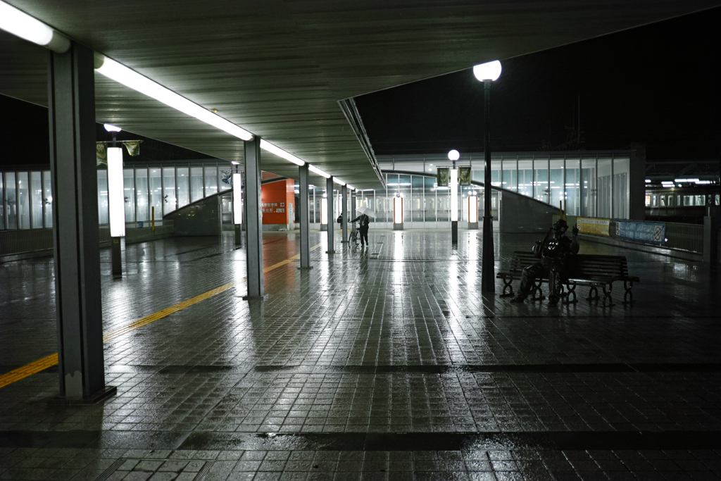 10月7日_夜_また雨、濡れた敷石が綺麗