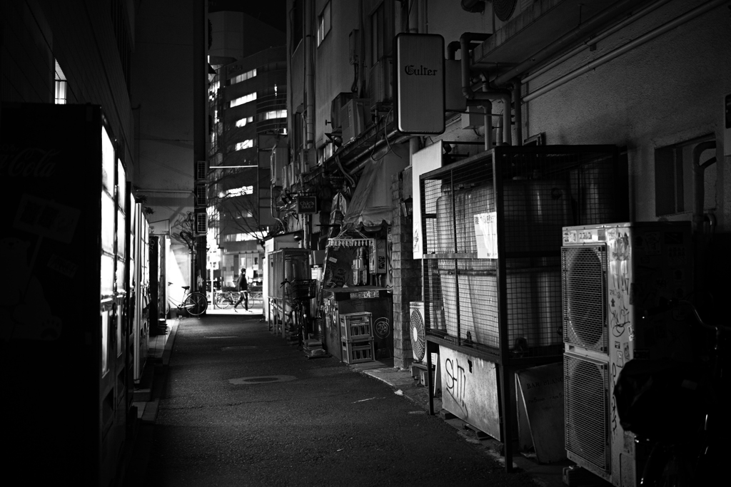 路地に寒風