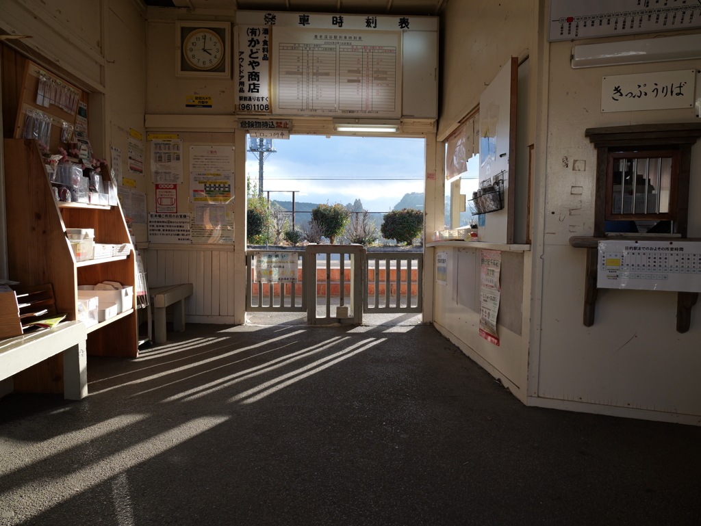 駅には斜光