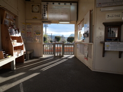 駅には斜光