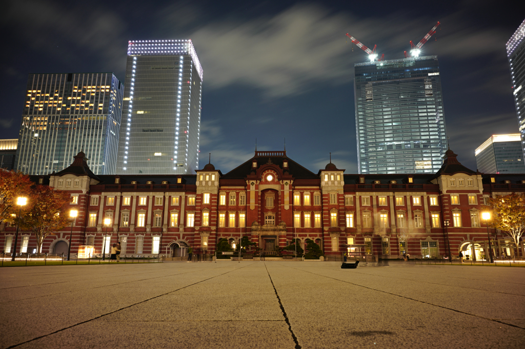 東京駅前暗がり広場