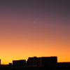 初日の出、夜明け前の月