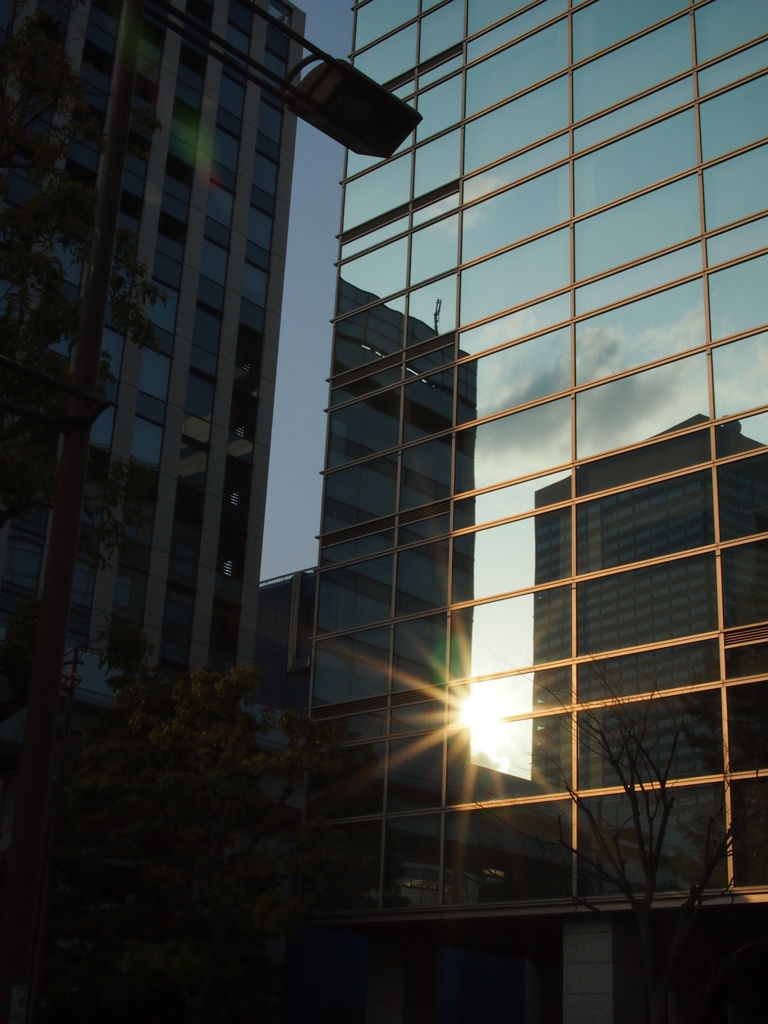 ビルの中の夕日