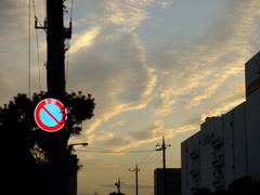 標識を無視して流れる雲