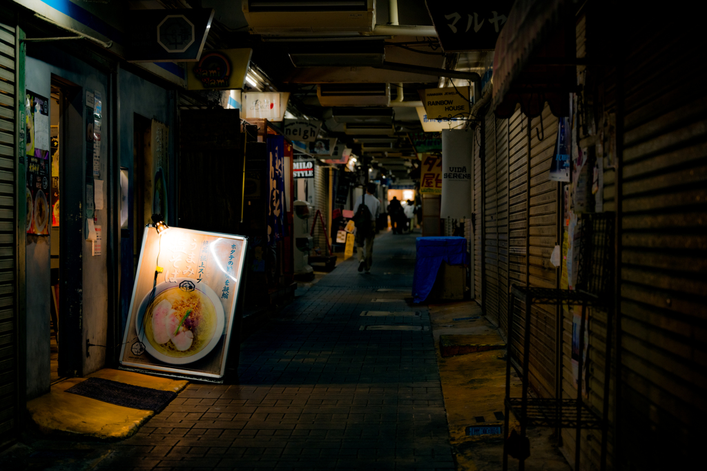 仲見世商店街の夜