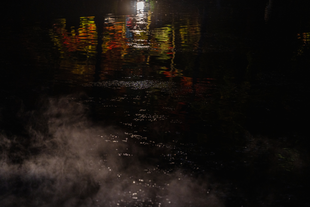 夜の池の映り込み