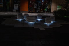 光るベンチ