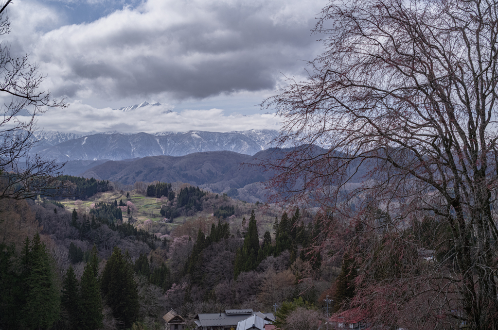 春の訪れを待つ峰々