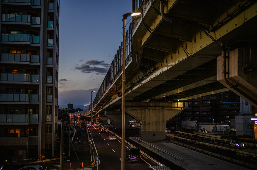 薄暮の高架橋