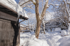 古民家と雪