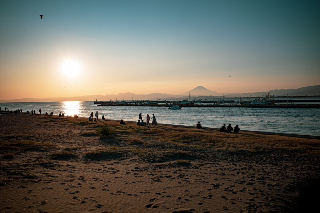 沈む行く太陽と浜辺