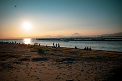 沈む行く太陽と浜辺