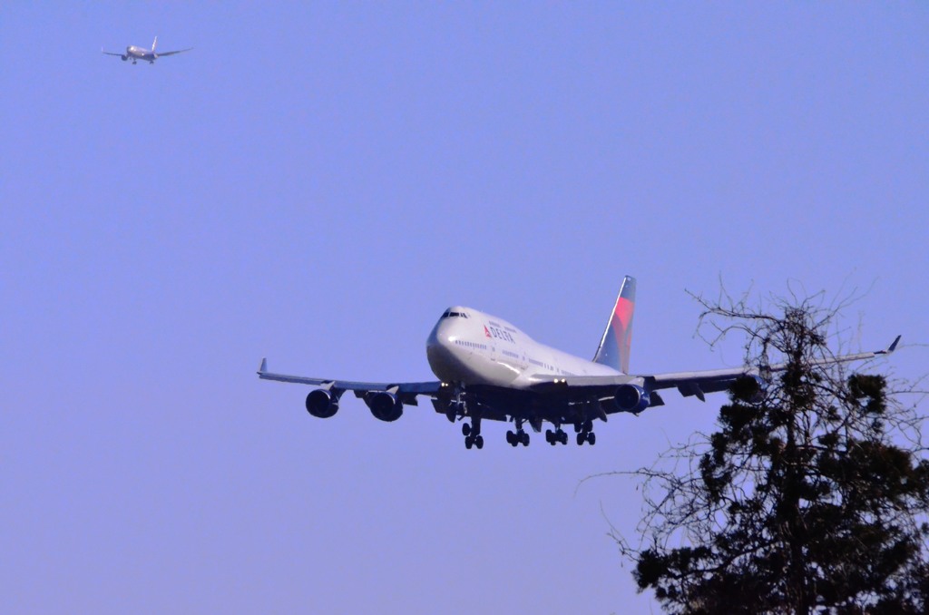 「二機の旅客機が、ほぼ同時に　着陸体勢」　　　　　　　　　　　　　　　　　