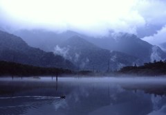 「霧に包まれる湖畔」