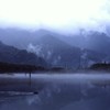 「霧に包まれる湖畔」