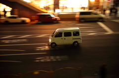 眠らない街を駆ける白い奴