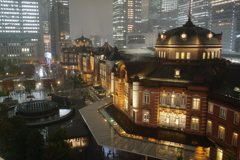 雨の中の東京駅