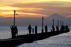 海から夕焼け富士山