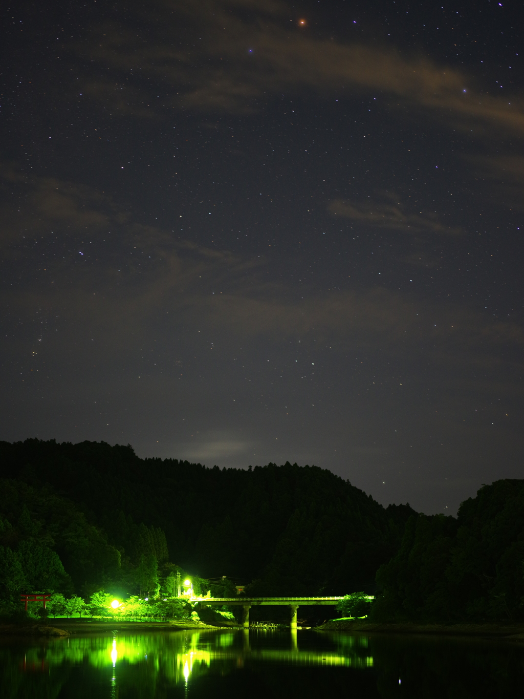 鳥居と湖