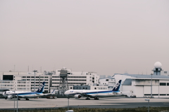 曇り空で飛行機