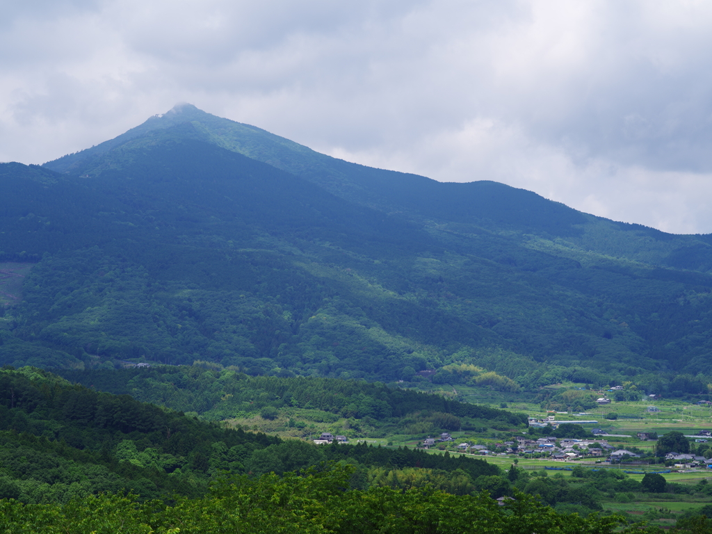 曇天山