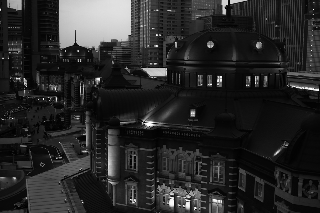 漆黒の東京駅