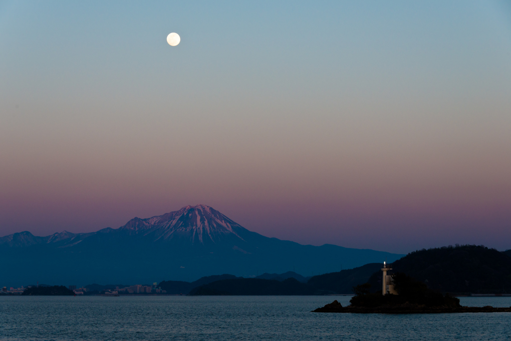 大山に昇る満月