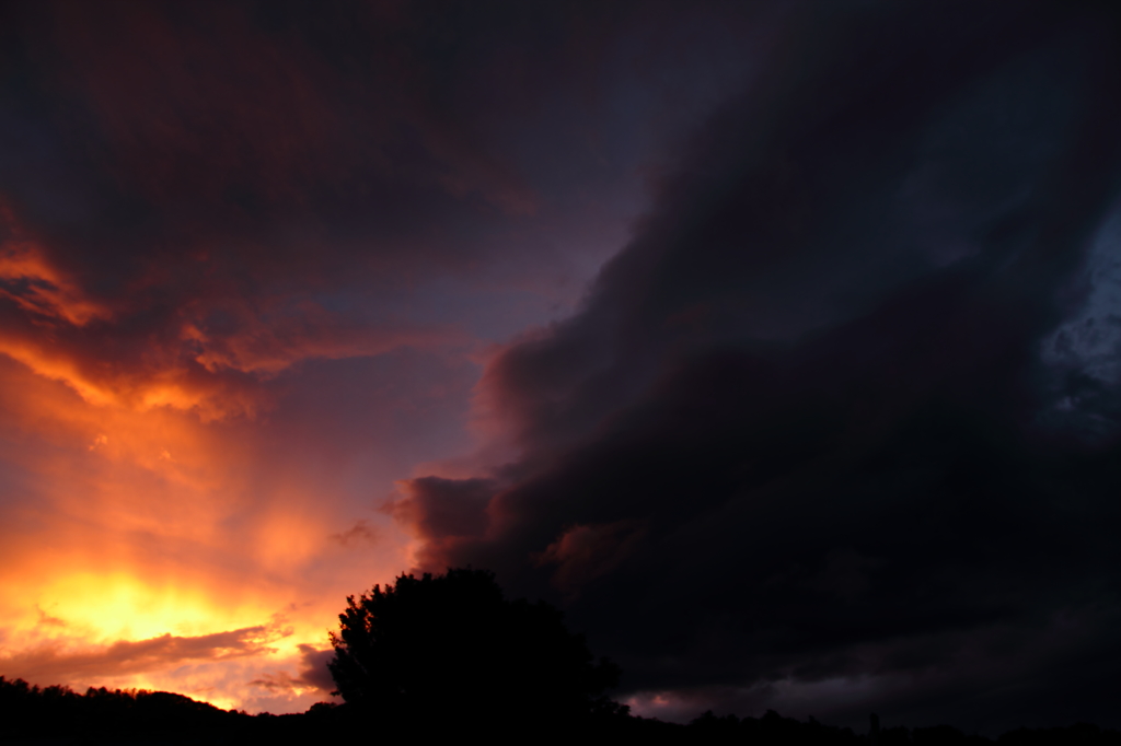 雨雲と夕焼け