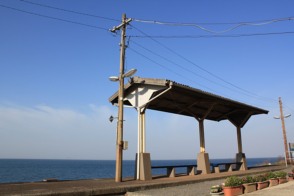 海から一番近い無人駅（下灘駅）