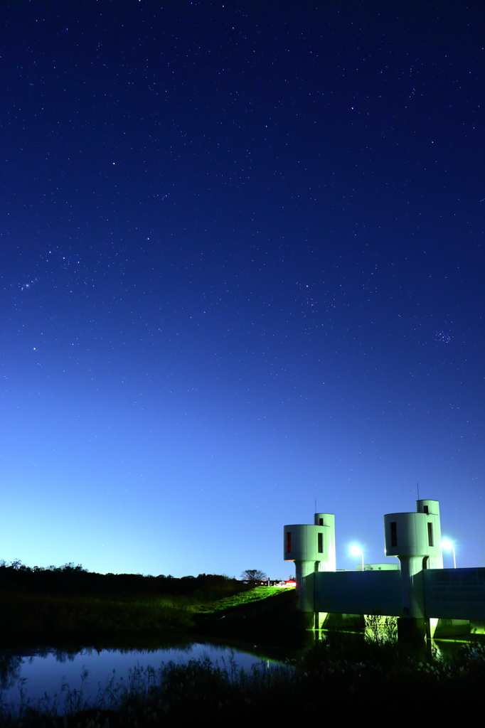 水門と星空。