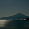 月夜に輝く鹿児島湾と桜島