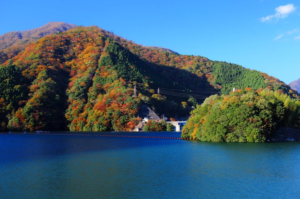 青に挟まれた山