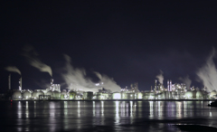 夜の化学品工場