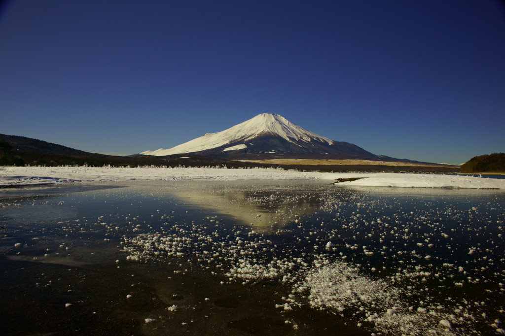 蒼い時　白い氷面