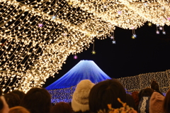 光のトンネル出口から覗く富士山