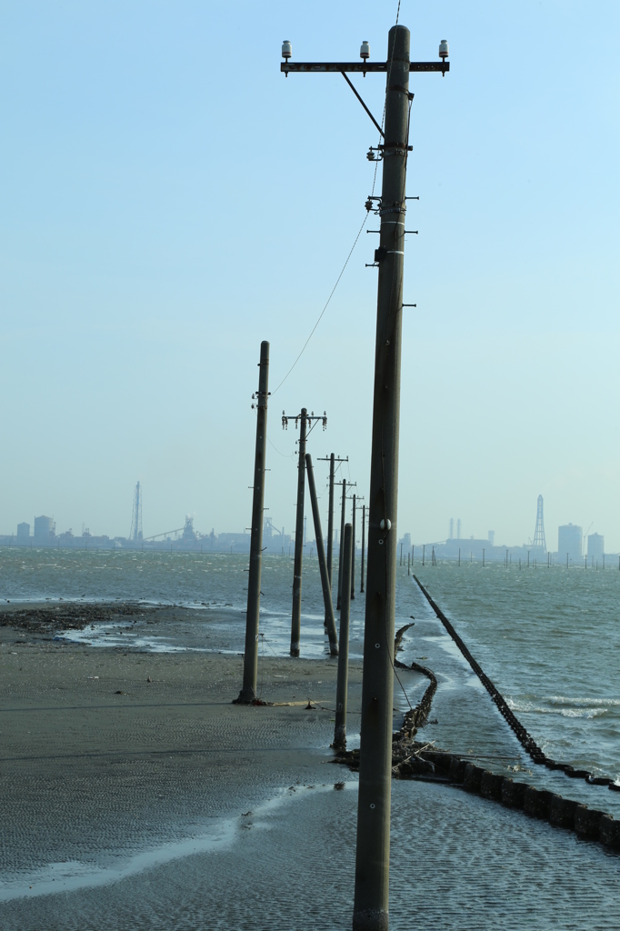 海へ向かう電柱。