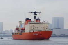 南極観測船（砕氷艦）AGB5003しらせ