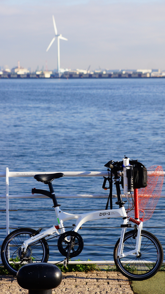 白い自転車と青い海