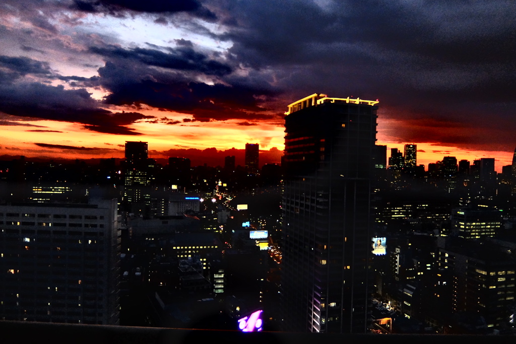茜色した空