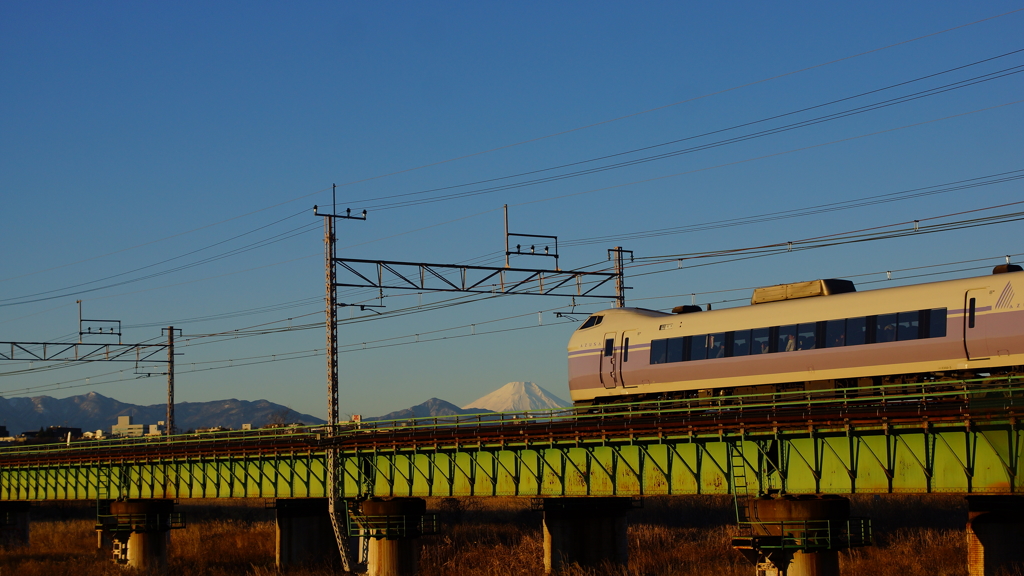 朝焼けの富士とスーパーあずさ１号