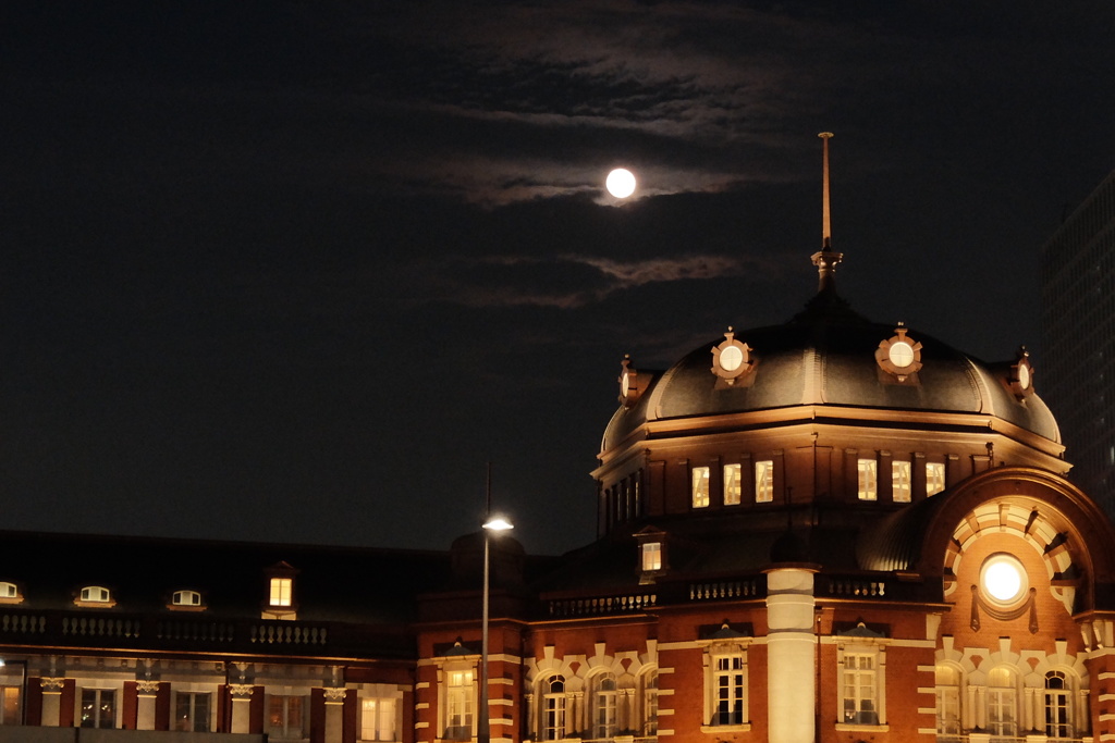 Full moon on Tokyo station ＮＯＷ!