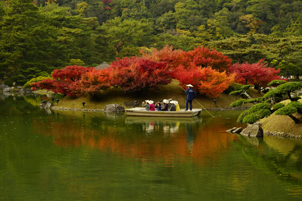 和船と紅葉
