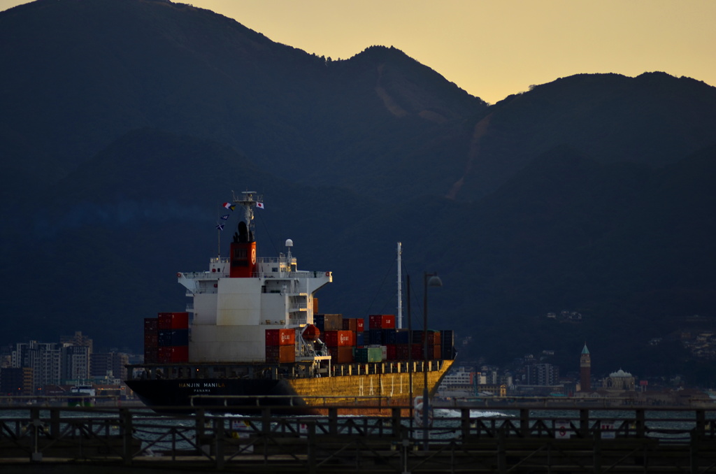 夕暮れの関門海峡