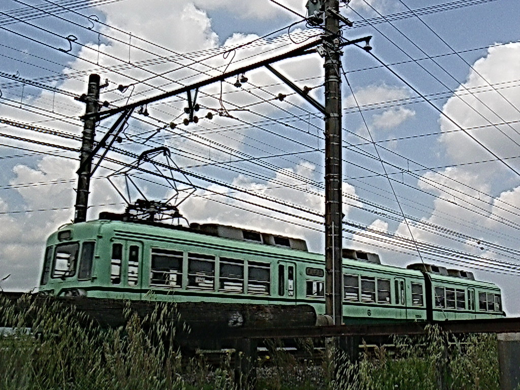 電線は続く～よ、あちこちに～♪