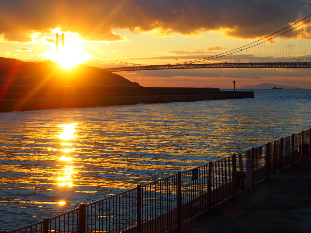 明石海峡大橋と夕日