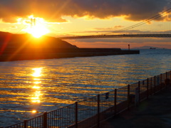 明石海峡大橋と夕日