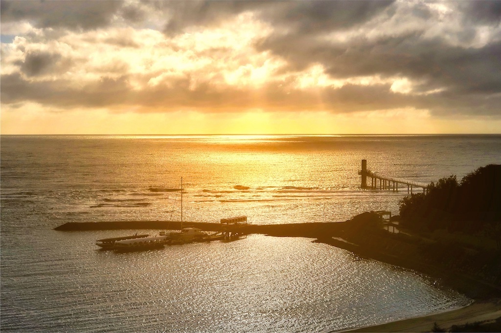 光る海